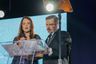 Dos oradores de la Gala de BLUE Missions comparten unas palabras en el podio