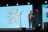 Un orador de la Gala de BLUE Missions se dirige a los invitados desde el escenario principal