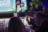 Invitados de la Gala de BLUE Missions levantan sus copas para brindar