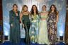 Cinco invitadas de la Gala de BLUE Missions posan juntas en la alfombra azul