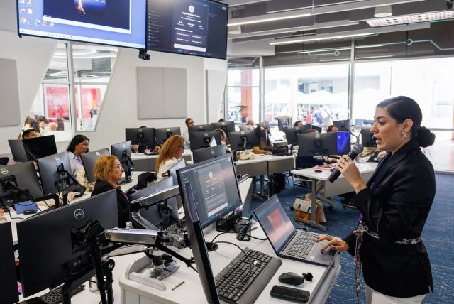 Presenter leading a hands-on digital marketing workshop in a computer lab