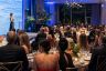 Una oradora de la Gala de BLUE Missions se dirige a un salón lleno de invitados